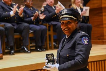 Quién es Mary King, la primera dominicana jefa policía en NY