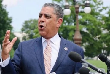 NY: Adriano Espaillat pide protección para estudiantes inglés NY: Adriano Espaillat pide protección para estudiantes inglés