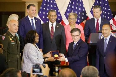EU: Adriano Espaillat Medalla de Oro a Regimiento Harlem Hellfighters EU: Adriano Espaillat Medalla de Oro a Regimiento Harlem Hellfighters