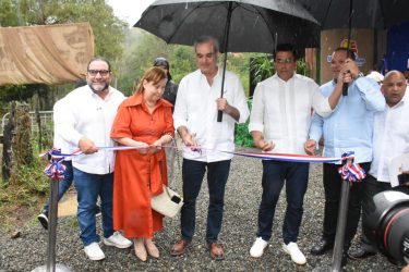 Gobierno inaugura carretera a salto Aguas Blancas, Constanza Gobierno inaugura carretera a salto Aguas Blancas, Constanza