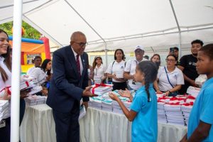 Contraloría apoya educación sostenible cuadernos reciclados