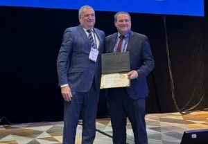 Dr. Ricardo Domingo recibe en Chile distinción de Excelencia