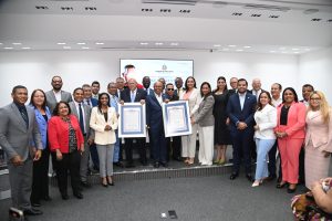 Cámara de Diputados distingue a figuras de medicina y cultura