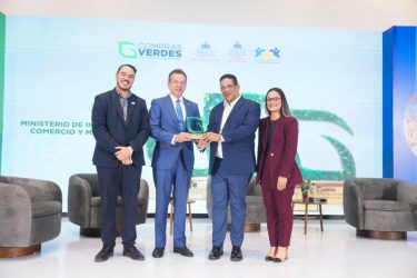Otorgan galardón al MICM por liderazgo en Compras Verdes Otorgan galardón al MICM por liderazgo en Compras Verdes