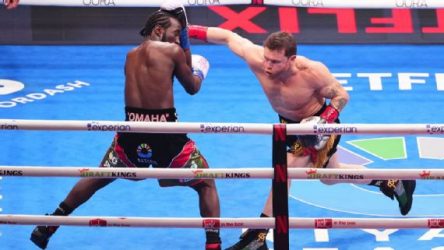 Terence Crawford destrona a Canelo Alvarez en 3 divisiones