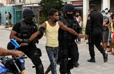 CUBA: 7 años cárcel encaran 16 cubanos exigían comida y luz CUBA: 7 años cárcel encaran 16 cubanos exigían comida y luz