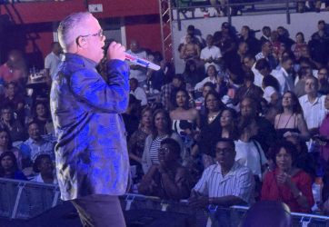 Héctor Acosta “El Torito”                                                                     recibido de pies en su debut panameño