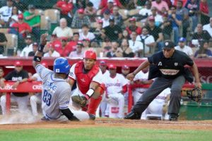 Licey vuelve a derrotar a Leones; Estrellas vencen Toros del Este Licey vuelve a derrotar a Leones; Estrellas vencen Toros del Este