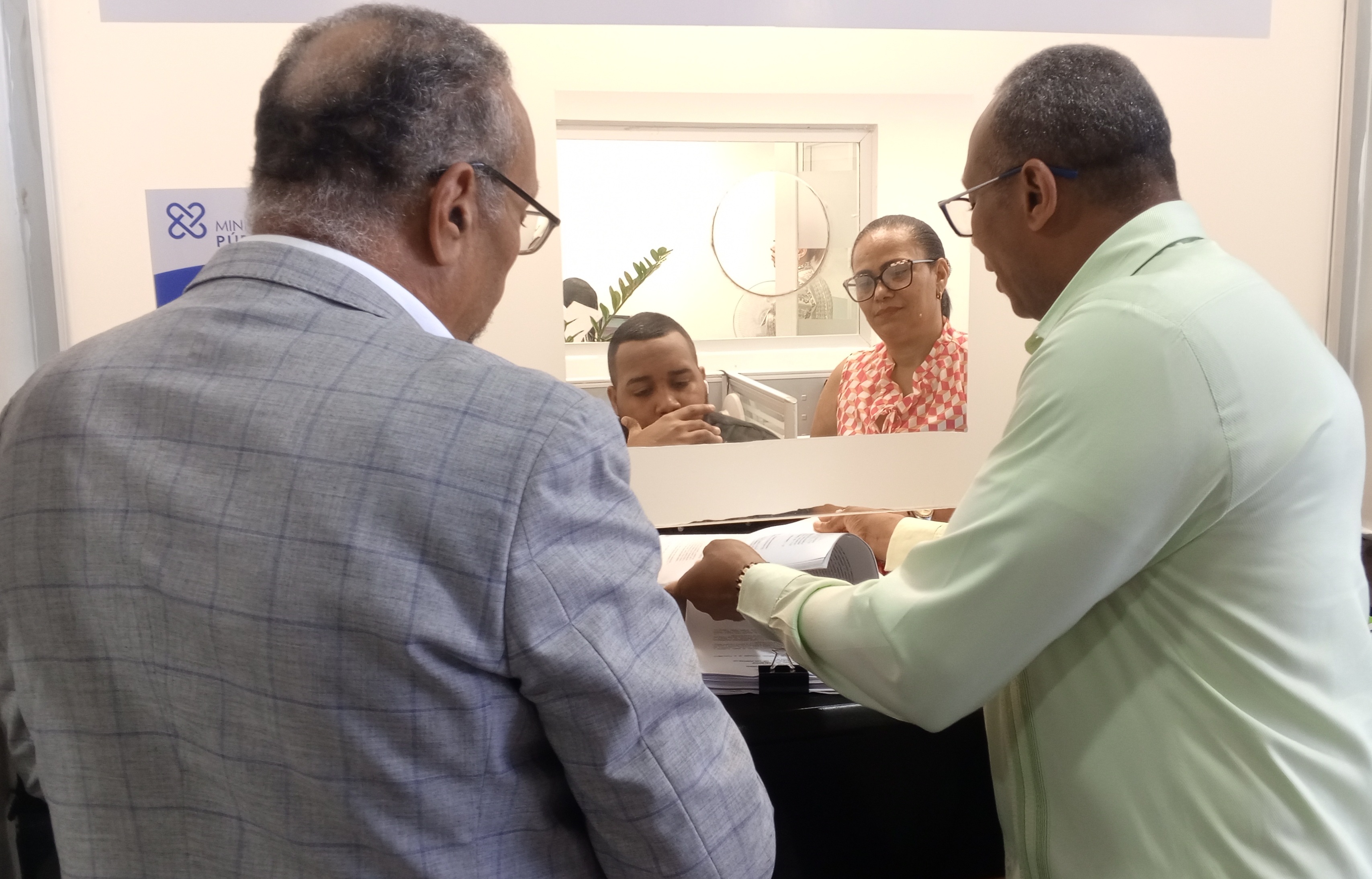 Presentan querella contra la Alcaldesa del Distrito Nacional imagen