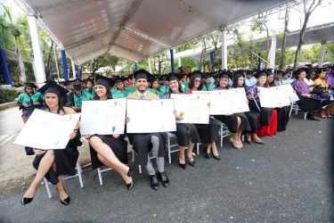 UASD gradúa a 3,710 nuevos profesionales dominicanos UASD gradúa a 3,710 nuevos profesionales dominicanos