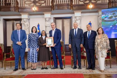 Presidente Abinader reconoce a adultos mayores y a protectores