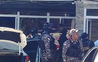 Arrestan 11 policías por muerte de cinco hombres en Santiago Arrestan 11 policías por muerte de cinco hombres en Santiago