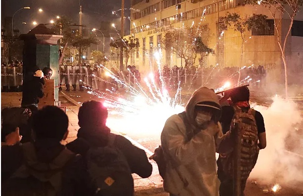 PERU: Un muerto, cien heridos en protestas contra el Gobierno imagen