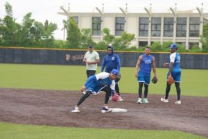 Licey entrena tras suspensión de los partidos beisbol por lluvias