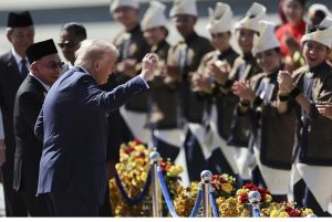 Alfombra roja, banderas y baile de Trump al llegar a Malasia