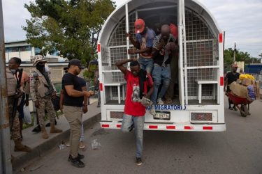 Migración RD detiene a 1,647 haitianos y deporta otros 979 Migración RD detiene a 1,647 haitianos y deporta otros 979