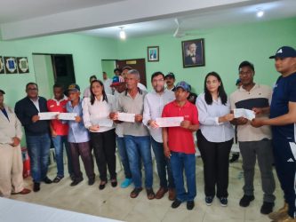 Gobierno indemniza con más RD$8 MM a agricultores Azua Gobierno indemniza con más RD$8 MM a agricultores Azua