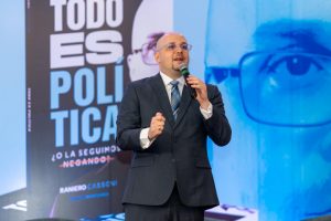 Obra «Todo es Política” es una reflexión sobre poder  y libertad