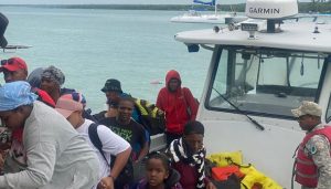 Ministerio de Defensa evacuó a casi cien personas en isla Saona