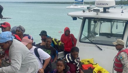 Ministerio de Defensa evacuó a casi cien personas en isla Saona Ministerio de Defensa evacuó a casi cien personas en isla Saona