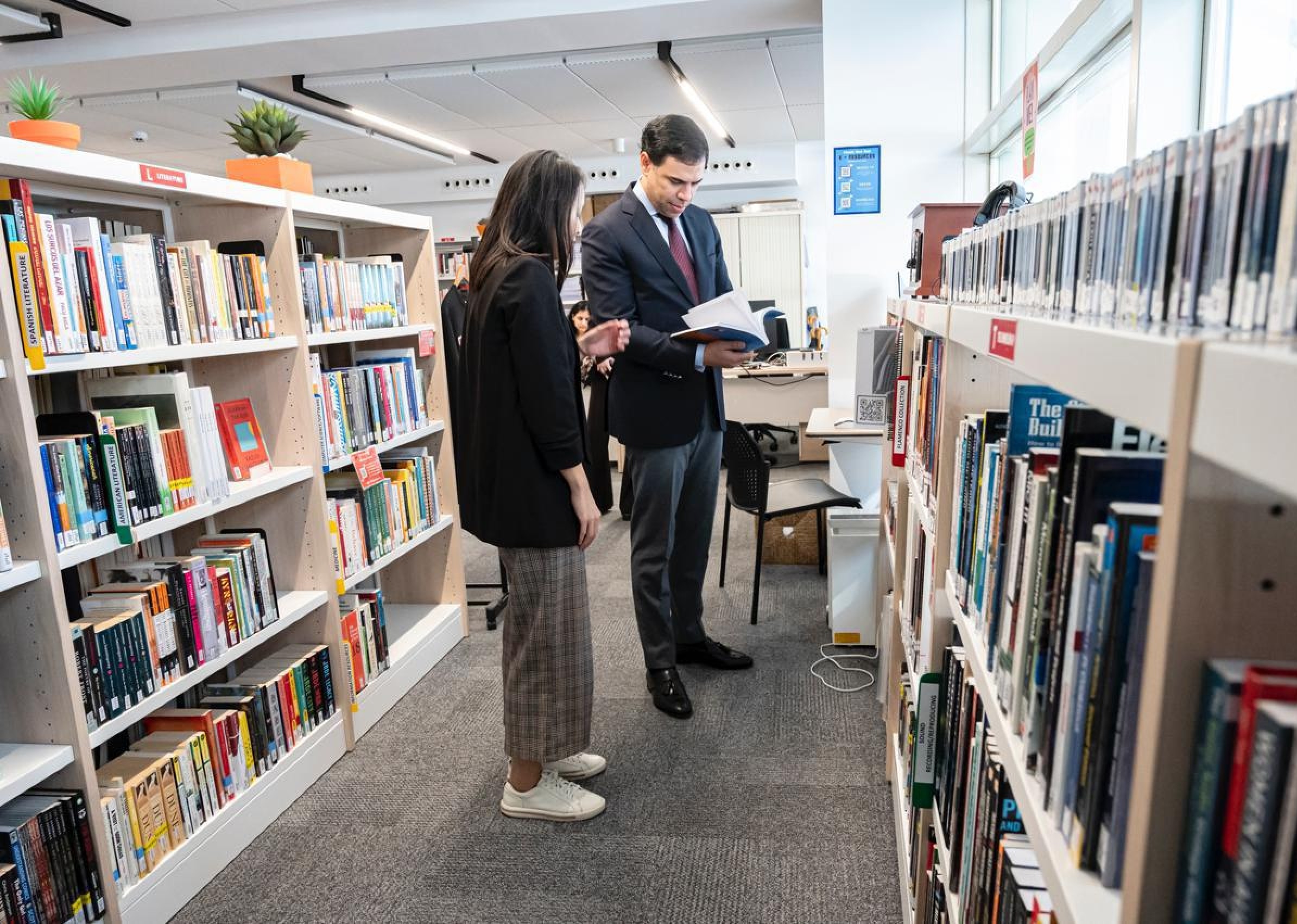 VALENCIA: Ministro Cultura RD visita campus de Berklee imagen