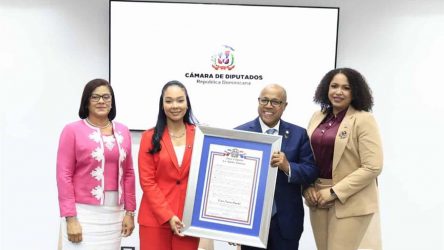 Diputados reconocen trayectoria de Laura Jiménez en política EU