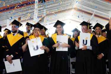 UAPA dominicana gradúa 1,700 profesionales en 30 aniversario