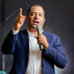 Dirigente Oliver Santos destaca en liderazgo y visión de futuro