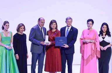 Reconocen a Augusto Taveras con Premio al Emigrante de RD Reconocen a Augusto Taveras con Premio al Emigrante de RD