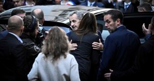 FRANCIA: Sarkozy entra prisión para cumplir condena 5 años