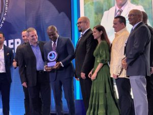 Reconocen trayectoria del doctor Rafael González García