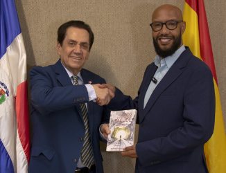 MADRID: Embajador RD recibe libro Cuando la Vida nos Sacude MADRID: Embajador RD recibe libro Cuando la Vida nos Sacude