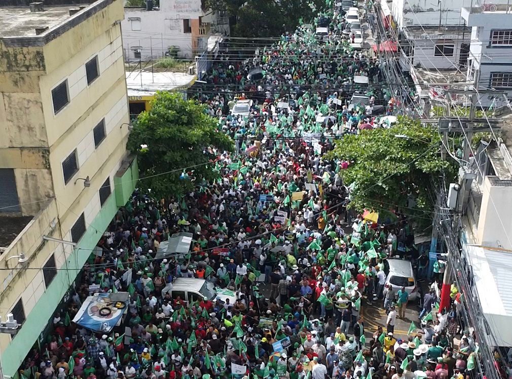 Miles acompañaron a Leonel en marcha contra carestía de vida imagen