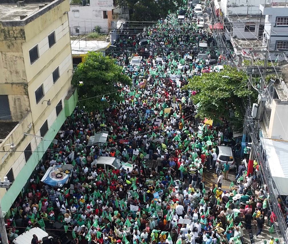 Miles acompañaron a Leonel en marcha contra carestía de vida imagen