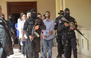 Seguirán en prisión imputados red estafaba ancianos en EEUU