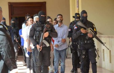 Seguirán en prisión imputados red estafaba ancianos en EEUU