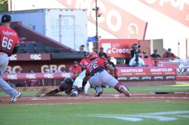 Gigantes y Leones dividen honores en SFM; Aguilas ganan Gigantes y Leones dividen honores en SFM; Aguilas ganan