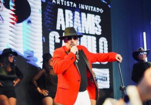 Aramis Camilo enciende la Navidad en La Mansión Luinny