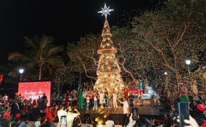 Ayuntamiento enciende Navidad en malecón con un gran arbolito