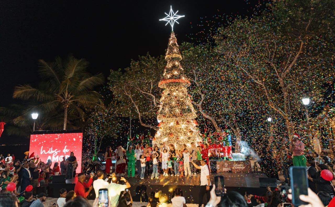 Ayuntamiento enciende Navidad en malecón con un gran arbolito imagen