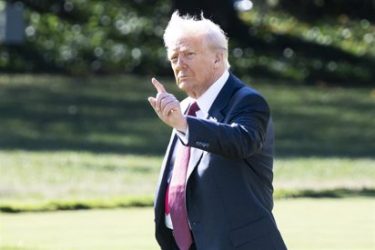 EEUU: Trump dice ataques van dirigidos a «terroristas cárteles»