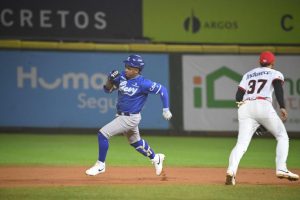 Aguilas siguen firmes en primer lugar; Licey y Toros triunfan Aguilas siguen firmes en primer lugar; Licey y Toros triunfan