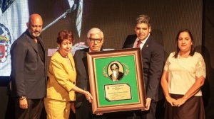 UDESA entrega Premio Hanns Hieronimus a Asociación Cibao