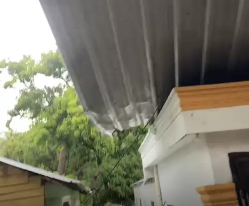 Los techos de varias viviendas en Mao, volaron por los aires este sábado en la tarde, y cayeron encima de otras casas.