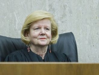 EU: Jueza tumba orden Trump de exigir pruebas a votantes