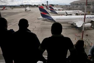 Venezuela revoca concesión a 6 aerolíneas por unirse a EE.UU.