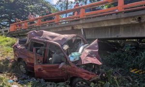 Valverde: Minibús se incendia y cae al río dejando 23 haitianos heridos