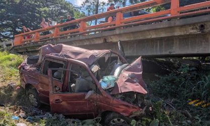Valverde: Minibús se incendia y cae al río dejando 23 haitianos heridos