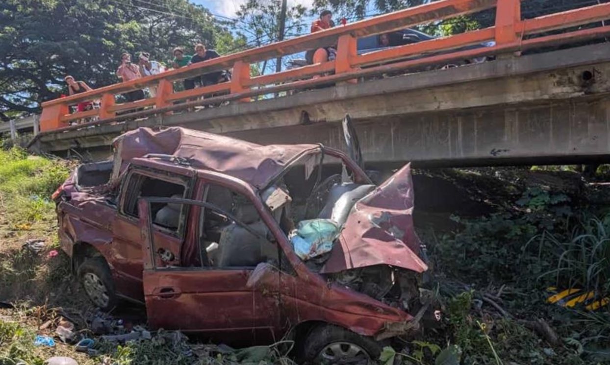 Valverde: Minibús se incendia y cae al río dejando 23 haitianos heridos imagen
