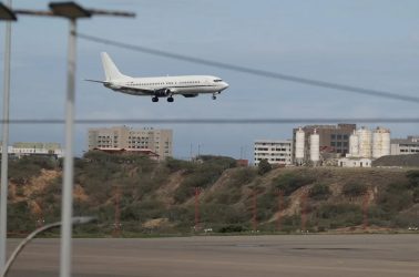 Llega a Venezuela avión de EU con migrantes en medio crisis